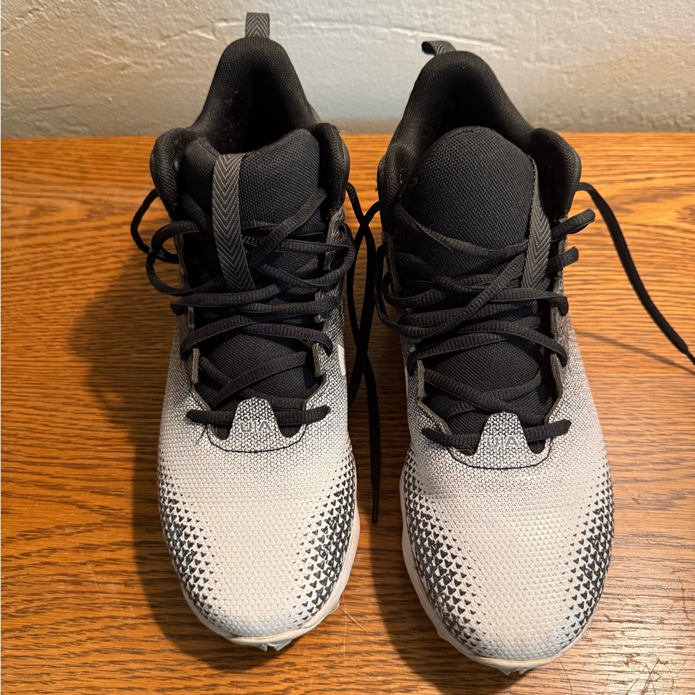 Men’s 8.5 Under Armour Football Cleats